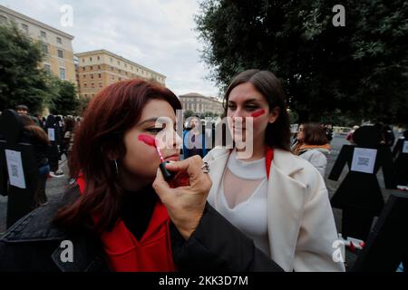 Neapel, Italien. 25.. November 2022. Schwarze Silhouetten zum Gedenken an die Opfer des Frauenmords in Italien im Jahr 2022, die im November 20 104 waren. Daher wollte die Stadt Neapel anlässlich des Internationalen Tages zur Beseitigung der Gewalt gegen Frauen ihr "Nein" zu geschlechtsspezifischer Gewalt ausrufen. Die Flash-Mafia „Re-member, to never happen again“. Kredit: Unabhängige Fotoagentur/Alamy Live News Stockfoto