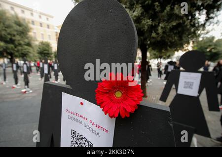 Neapel, Italien. 25.. November 2022. Schwarze Silhouetten zum Gedenken an die Opfer des Frauenmords in Italien im Jahr 2022, die im November 20 104 waren. Daher wollte die Stadt Neapel anlässlich des Internationalen Tages zur Beseitigung der Gewalt gegen Frauen ihr "Nein" zu geschlechtsspezifischer Gewalt ausrufen. Die Flash-Mafia „Re-member, to never happen again“. Kredit: Unabhängige Fotoagentur/Alamy Live News Stockfoto