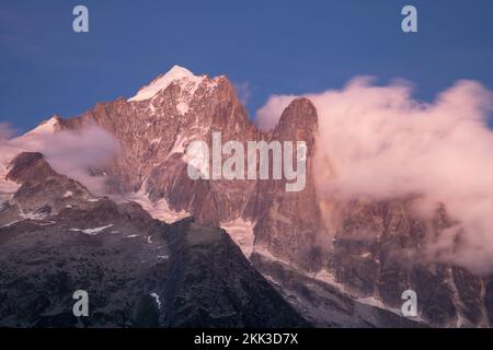 Die Gipfel von Aiguilles Verte und Petit Dru in der Dämmerung. Stockfoto