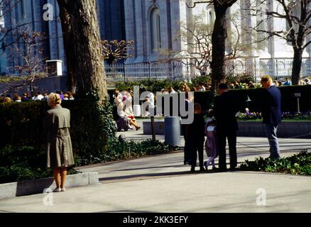 Salt Lake City, Utah, USA, Menschen, die auf der Straße am Temple Square beten Stockfoto