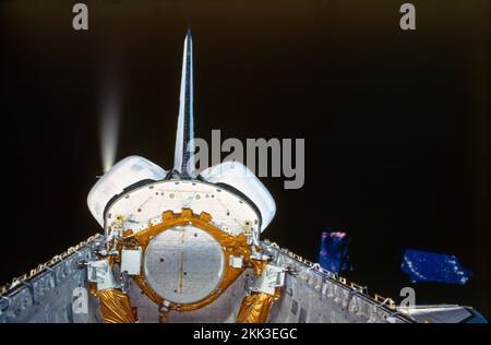 Der Challenger aus den 1980er-Jahren, der mit dem Space Shuttle Thruster in die Höhe schießt Stockfoto