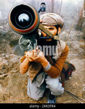 Afghanistan Ein Mudschahid auf Patrouille mit Boden-Luft-Raketen (SAM) Raketenwerfer im sowjetisch-afghanischen Krieg 1978-1992 Stockfoto