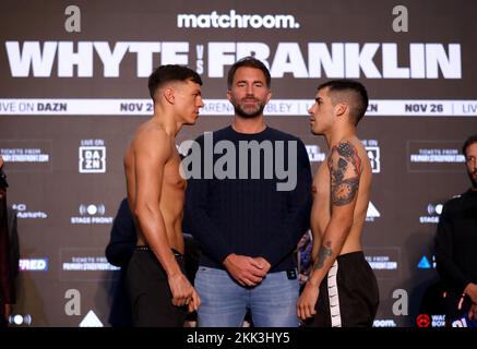 Der Boxpromoter Eddie Hearn (Mitte) steht zwischen Pat McCormack (links) und Christian Nicolas Andino, während sie beim Wiegen in der Drum Wembley, London, gegeneinander antreten. Foto: Freitag, 25. November 2022. Stockfoto