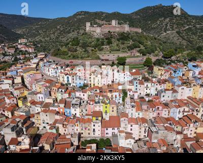 Blick auf die Drohne im Dorf Bosa auf Sardinien in Italien Stockfoto