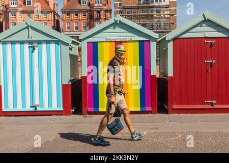 England, East Sussex, Brighton, Brighton Pride Parade, Hove, Parade-Teilnehmer vor dem Hove Pride Hut Stockfoto