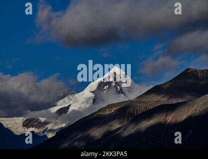 Blick auf schneebedeckte Berge mit tiefen Tälern in Arunachal Pradesh in Indien Stockfoto