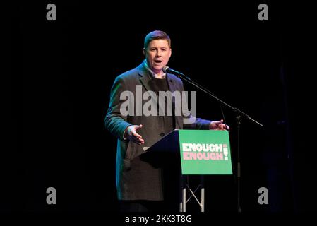 Eddie Dempsey, stellvertretender Generalsekretär von RMT, der bei einer Protestkundgebung im Palace Theatre, Westcliff on Sea, Essex, Großbritannien, spricht Stockfoto