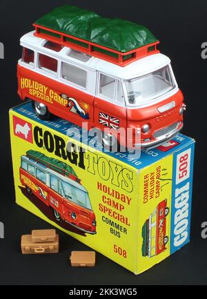 Corgi Spielzeuge. Holiday Camp Special Bus 1968. Modell eines Wohnwagens mit Hippie-Logos und Union Jack. Druckguss. Britisches Spielzeug der Sechziger. Das Modell ist auf der Originalverpackung fotografiert. Dieses Spielzeug ist jetzt sehr gut zum Sammeln geeignet und kann drei Figuren auf Spielzeugauktionen sammeln. Stockfoto