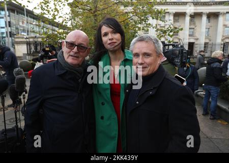 (Von links nach rechts) Bruder von Aidan McAnespie Sean, Grainne Teggart von Amnesty International und Brian Gormley, Cousin von Aidan McAnespie vor Laganside Courts in Belfast, wo der ehemalige Grenadier Guardsman David Holden, Wurde schuldig gesprochen, ihn vor mehr als 30 Jahren an einem Kontrollpunkt der Armee in Nordirland getötet zu haben. Foto: Freitag, 25. November 2022. Stockfoto