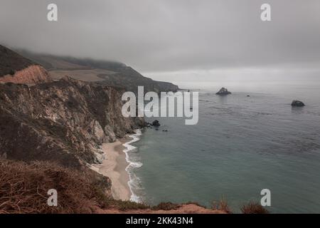 Die Küstenregion Big Sur mit Felsen und Klippen im US-Bundesstaat Kalifornien an einem nebligen Tag, Foto in der Nähe der Bixby Bridge, USA Stockfoto