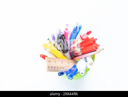 Verschließen Sie den roten Stift in einem grünen Korb auf isoliertem weißem Hintergrund. Stockfoto