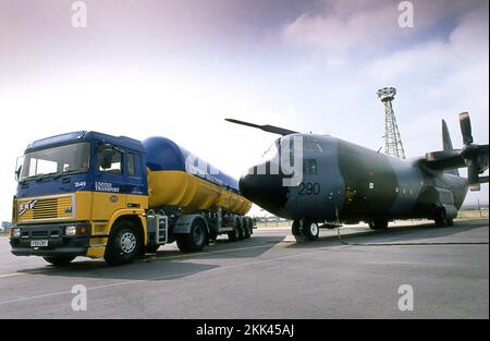 !990 ERF E10 Lkw und Tankwagen von United Transport, geparkt von einem Transportflugzeug der RAF Hercules Stockfoto