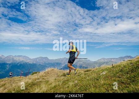 Männlicher Läufer, der ein Mountain-Trail-Rennen führt Stockfoto