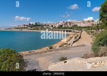 Tarragona Spanien Platja del Miracle Strand Costa Dorada mit blauem Mittelmeer Stockfoto