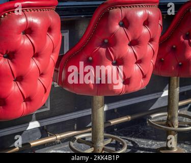 Nahaufnahme der Barhocker in einem Terrassenrestaurant im Freien. Stockfoto