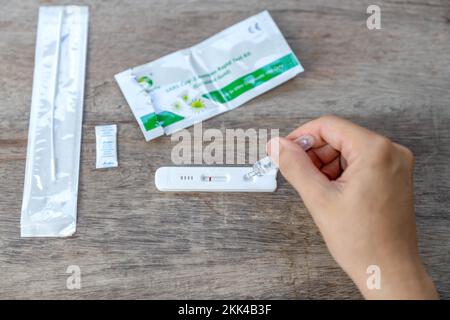 Handabstrich auf Antigen-Schnelltest-Kit zur Untersuchung der Coronavirus-Infektion zu Hause. Negatives Ergebnis Stockfoto
