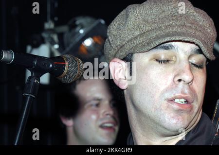 US-PUNKBAND RADIO 4, KONZERT, 2003: Anthony Roman Leadsänger und Gitarrist der amerikanischen Punkband RADIO 4 im Barfly in Cardiff, 21. April 2003. Foto: Rob Watkins. INFO: Radio 4 war eine US-amerikanische Punkband, die 1999 in Brooklyn gegründet wurde. Bekannt für ihren Dance-Punk-Sound, der Post-Punk- und Disco-Einflüsse verbindet, erlangten sie mit Alben wie „Gotham!“ Anerkennung. Und Hits wie „Dance to the Underground“. Stockfoto