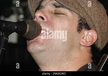 US-PUNKBAND RADIO 4, KONZERT, 2003: Anthony Roman Leadsänger und Gitarrist der amerikanischen Punkband RADIO 4 im Barfly in Cardiff, 21. April 2003. Foto: Rob Watkins. INFO: Radio 4 war eine US-amerikanische Punkband, die 1999 in Brooklyn gegründet wurde. Bekannt für ihren Dance-Punk-Sound, der Post-Punk- und Disco-Einflüsse verbindet, erlangten sie mit Alben wie „Gotham!“ Anerkennung. Und Hits wie „Dance to the Underground“. Stockfoto