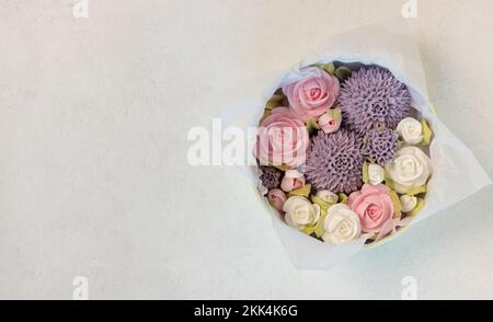 Zeshyr Blumenstrauß in einer Geschenkbox auf hellem Hintergrund, Valentinstag Stockfoto