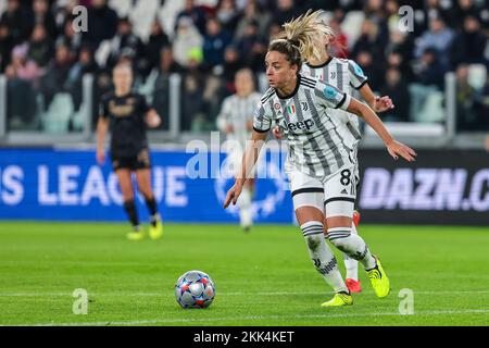 Turin, Italien. 24.. November 2022. Martina Rosucci vom FC Juventus Women in Aktion während des Fußballspiels der UEFA Women's Champions League 2022/23 – Gruppe C zwischen dem FC Juventus Women und dem FC Arsenal Women im Allianz Stadium. Kredit: SOPA Images Limited/Alamy Live News Stockfoto