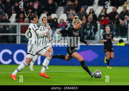 Turin, Italien. 24.. November 2022. Stina Blackstenius (R) vom FC Arsenal Women und Lisa Boattin (L) vom FC Juventus Women in Aktion während des Fußballspiels UEFA Women's Champions League 2022/23 – Gruppe C zwischen dem FC Juventus Women und dem FC Arsenal Women im Allianz Stadium. Kredit: SOPA Images Limited/Alamy Live News Stockfoto