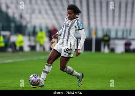 Turin, Italien. 24.. November 2022. Lineth Beerensteyn vom FC Juventus Women in Aktion während des Fußballspiels der UEFA Women's Champions League 2022/23 – Gruppe C zwischen dem FC Juventus Women und dem FC Arsenal Women im Allianz Stadium. Kredit: SOPA Images Limited/Alamy Live News Stockfoto