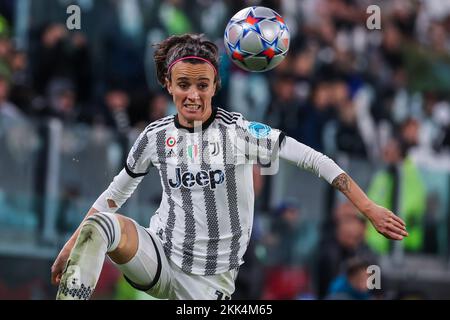 Turin, Italien. 24.. November 2022. Barbara Bonansea vom FC Juventus Women in Aktion während des Fußballspiels der UEFA Women's Champions League 2022/23 – Gruppe C zwischen dem FC Juventus Women und dem FC Arsenal Women im Allianz Stadium. Kredit: SOPA Images Limited/Alamy Live News Stockfoto