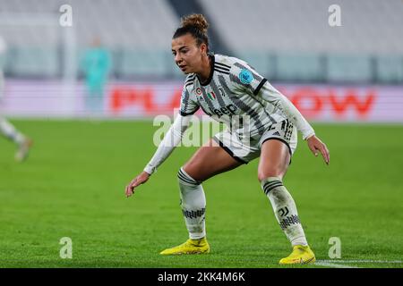 Turin, Italien. 24.. November 2022. Arianna Caruso vom FC Juventus Women in Aktion während des Fußballspiels der UEFA Women's Champions League 2022/23 – Gruppe C zwischen dem FC Juventus Women und dem FC Arsenal Women im Allianz Stadium. Kredit: SOPA Images Limited/Alamy Live News Stockfoto