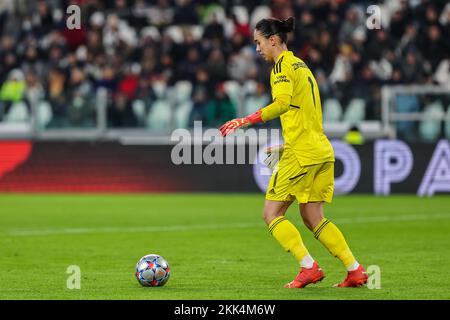 Turin, Italien. 24.. November 2022. Manuela Zinsberger vom Arsenal Women FC in Aktion während des UEFA Women's Champions League 2022/23 - Gruppe C Fußballspiels zwischen Juventus Women FC und Arsenal Women FC im Allianz Stadium. Kredit: SOPA Images Limited/Alamy Live News Stockfoto