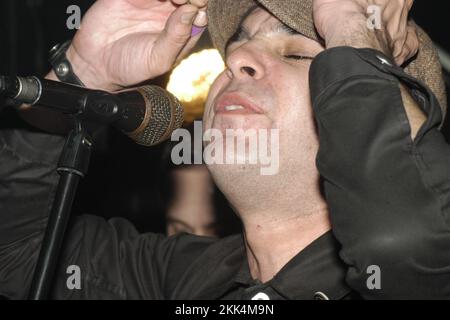 US-PUNKBAND RADIO 4, KONZERT, 2003: Anthony Roman Leadsänger und Gitarrist der amerikanischen Punkband RADIO 4 im Barfly in Cardiff, 21. April 2003. Foto: Rob Watkins. INFO: Radio 4 war eine US-amerikanische Punkband, die 1999 in Brooklyn gegründet wurde. Bekannt für ihren Dance-Punk-Sound, der Post-Punk- und Disco-Einflüsse verbindet, erlangten sie mit Alben wie „Gotham!“ Anerkennung. Und Hits wie „Dance to the Underground“. Stockfoto