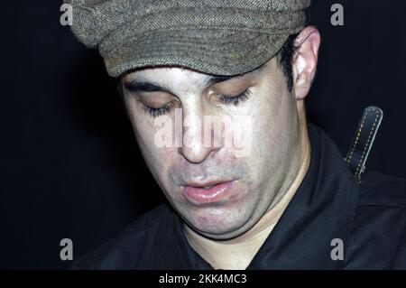 US-PUNKBAND RADIO 4, KONZERT, 2003: Anthony Roman Leadsänger und Gitarrist der amerikanischen Punkband RADIO 4 im Barfly in Cardiff, 21. April 2003. Foto: Rob Watkins. INFO: Radio 4 war eine US-amerikanische Punkband, die 1999 in Brooklyn gegründet wurde. Bekannt für ihren Dance-Punk-Sound, der Post-Punk- und Disco-Einflüsse verbindet, erlangten sie mit Alben wie „Gotham!“ Anerkennung. Und Hits wie „Dance to the Underground“. Stockfoto