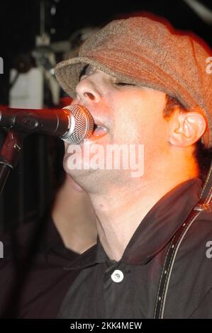 US-PUNKBAND RADIO 4, KONZERT, 2003: Anthony Roman Leadsänger und Gitarrist der amerikanischen Punkband RADIO 4 im Barfly in Cardiff, 21. April 2003. Foto: Rob Watkins. INFO: Radio 4 war eine US-amerikanische Punkband, die 1999 in Brooklyn gegründet wurde. Bekannt für ihren Dance-Punk-Sound, der Post-Punk- und Disco-Einflüsse verbindet, erlangten sie mit Alben wie „Gotham!“ Anerkennung. Und Hits wie „Dance to the Underground“. Stockfoto