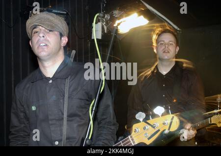 US-PUNKBAND RADIO 4, KONZERT, 2003: Anthony Roman Leadsänger und Gitarrist der amerikanischen Punkband RADIO 4 im Barfly in Cardiff, 21. April 2003. Foto: Rob Watkins. INFO: Radio 4 war eine US-amerikanische Punkband, die 1999 in Brooklyn gegründet wurde. Bekannt für ihren Dance-Punk-Sound, der Post-Punk- und Disco-Einflüsse verbindet, erlangten sie mit Alben wie „Gotham!“ Anerkennung. Und Hits wie „Dance to the Underground“. Stockfoto