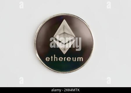 Silberne physische Ethereum-Münze auf weißem Hintergrund. Digitale Währung, Kryptowährung, Blockchain-Technologie-Konzept. Stockfoto