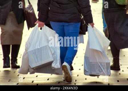 Glasgow, Schottland, Großbritannien, 25.. November 2022. Die Einkaufsmöglichkeiten am Black Friday sahen Ladenwerbung und Einkaufstüten auf der Buchanan Street, der stilvollen Meile und Einkaufshauptstadt Schottlands. Credit Gerard Ferry/Alamy Live News Stockfoto