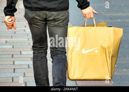 Glasgow, Schottland, Großbritannien, 25.. November 2022. Die Einkaufsmöglichkeiten am Black Friday sahen Ladenwerbung und Einkaufstüten auf der Buchanan Street, der stilvollen Meile und Einkaufshauptstadt Schottlands. Credit Gerard Ferry/Alamy Live News Stockfoto