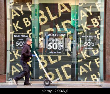 Glasgow, Schottland, Großbritannien, 25.. November 2022. Die Einkaufsmöglichkeiten am Black Friday sahen Ladenwerbung und Einkaufstüten auf der Buchanan Street, der stilvollen Meile und Einkaufshauptstadt Schottlands. Credit Gerard Ferry/Alamy Live News Stockfoto