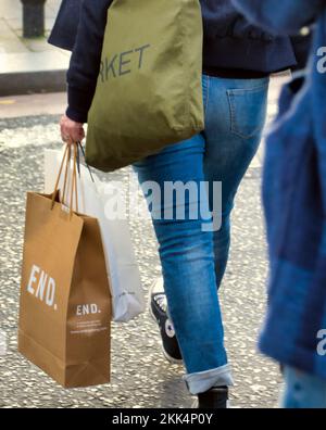 Glasgow, Schottland, Großbritannien, 25.. November 2022. Die Einkaufsmöglichkeiten am Black Friday sahen Ladenwerbung und Einkaufstüten auf der Buchanan Street, der stilvollen Meile und Einkaufshauptstadt Schottlands. Credit Gerard Ferry/Alamy Live News Stockfoto