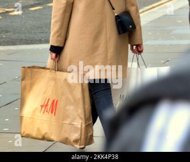 Glasgow, Schottland, Großbritannien, 25.. November 2022. Die Einkaufsmöglichkeiten am Black Friday sahen Ladenwerbung und Einkaufstüten auf der Buchanan Street, der stilvollen Meile und Einkaufshauptstadt Schottlands. Credit Gerard Ferry/Alamy Live News Stockfoto