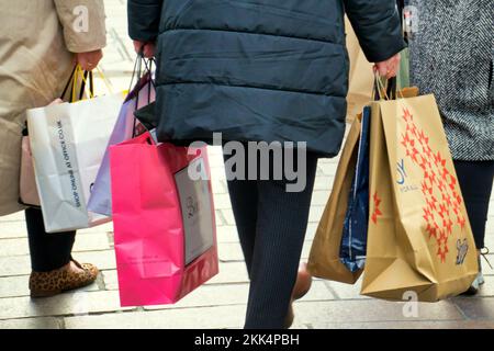 Glasgow, Schottland, Großbritannien, 25.. November 2022. Die Einkaufsmöglichkeiten am Black Friday sahen Ladenwerbung und Einkaufstüten auf der Buchanan Street, der stilvollen Meile und Einkaufshauptstadt Schottlands. Credit Gerard Ferry/Alamy Live News Stockfoto