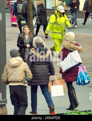 Glasgow, Schottland, Großbritannien, 25.. November 2022. Die Einkaufsmöglichkeiten am Black Friday sahen Ladenwerbung und Einkaufstüten auf der Buchanan Street, der stilvollen Meile und Einkaufshauptstadt Schottlands. Credit Gerard Ferry/Alamy Live News Stockfoto