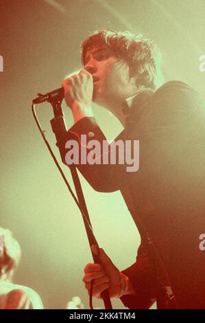 THE STROKES, ROOM ON FIRE TOUR, 2003: Julian Casablancas from THE STROKES live auf der Room on Fire Tour in der Cardiff International Arena, 3. Dezember 2003. Foto: ROB WATKINS Stockfoto