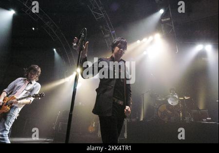 THE STROKES, ROOM ON FIRE TOUR, 2003: Julian Casablancas from THE STROKES live auf der Room on Fire Tour in der Cardiff International Arena, 3. Dezember 2003. Foto: ROB WATKINS Stockfoto