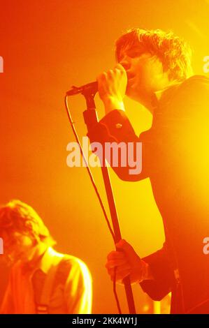 THE STROKES, ROOM ON FIRE TOUR, 2003: Julian Casablancas from THE STROKES live auf der Room on Fire Tour in der Cardiff International Arena, 3. Dezember 2003. Foto: ROB WATKINS Stockfoto