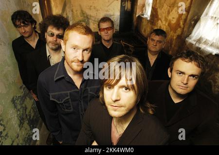 Die walisische Band THE STORYS fotografierte am 26. September 2004 in Glyn Corrwg. Bild: ROB WATKINS. INFO: The Storys waren eine walisische Rockband, die 2003 gegründet wurde und für ihren harmonischen, amerikanisch inspirierten Sound bekannt ist. Sie erlangten Anerkennung mit Alben wie ihrem selbstbetitelten Debüt und Town Beyond the Trees, bevor sie sich 2010 auflösten. Stockfoto