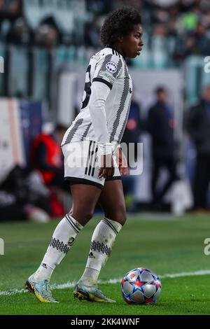 Turin, Italien. 24.. November 2022. Lineth Beerensteyn vom FC Juventus Women in Aktion während des Fußballspiels der UEFA Women's Champions League 2022/23 – Gruppe C zwischen dem FC Juventus Women und dem FC Arsenal Women im Allianz Stadium. (Foto: Fabrizio Carabelli/SOPA Images/Sipa USA) Guthaben: SIPA USA/Alamy Live News Stockfoto