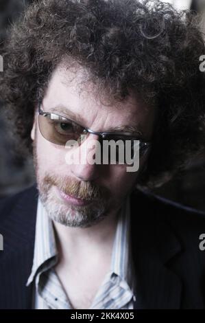 Andy Collins aus DEN GESCHICHTEN, die am 26. September 2004 in Glyn Corrwg fotografiert wurden. Bild: ROB WATKINS Stockfoto