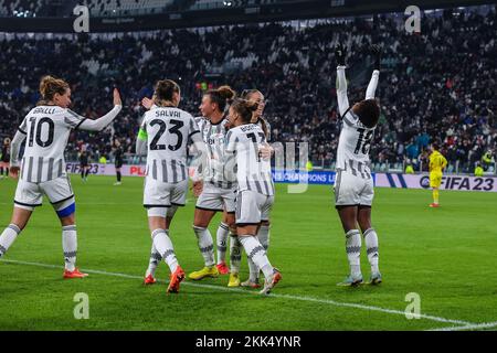 Lineth Beerensteyn (R) vom FC Juventus Women feiert mit Teamkollegen, nachdem sie während des Fußballspiels der UEFA Women's Champions League 2022/23 – Gruppe C zwischen dem FC Juventus Women und dem FC Arsenal Women im Allianz Stadium ein Tor geschossen haben. (Foto: Fabrizio Carabelli / SOPA Images / Sipa USA) Stockfoto