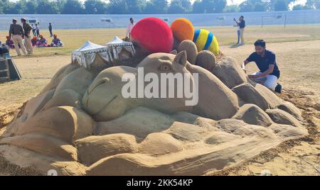 Alwar, Rajasthan, Indien, 25. November 2022: Indischer Sandkünstler Ajay Rawat kreiert Sandskulpturen während des Matsya Festivals in Alwar. Die Bewohner von Rajasthani feiern Matsya Utsav 2022 mit einer Vielzahl aufregender Aktivitäten, darunter kulturelle Darbietungen, musikalische Abende und Tiershows. Kredit: Sumit Saraswat/Alamy Live News Stockfoto