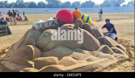 Alwar, Rajasthan, Indien, 25. November 2022: Indischer Sandkünstler Ajay Rawat kreiert Sandskulpturen während des Matsya Festivals in Alwar. Die Bewohner von Rajasthani feiern Matsya Utsav 2022 mit einer Vielzahl aufregender Aktivitäten, darunter kulturelle Darbietungen, musikalische Abende und Tiershows. Kredit: Sumit Saraswat/Alamy Live News Stockfoto